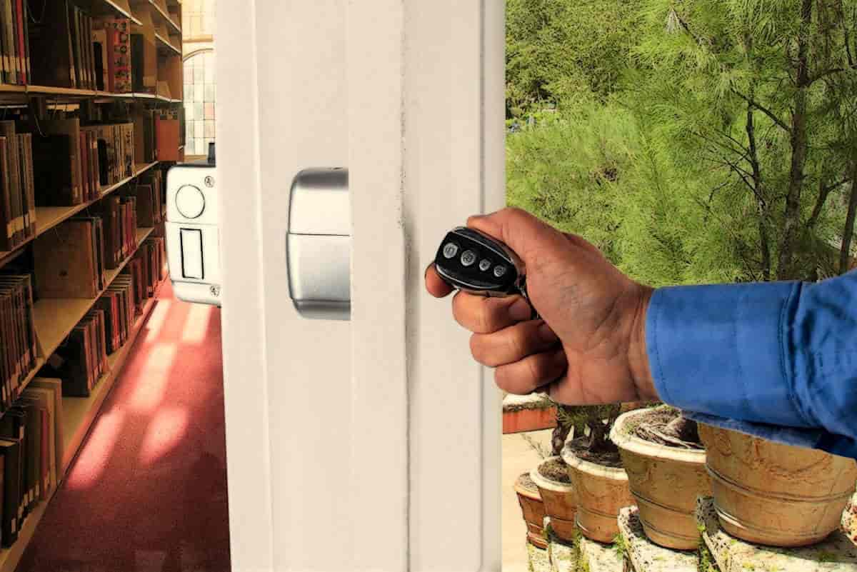 Imagen instalación de cerradura invisible